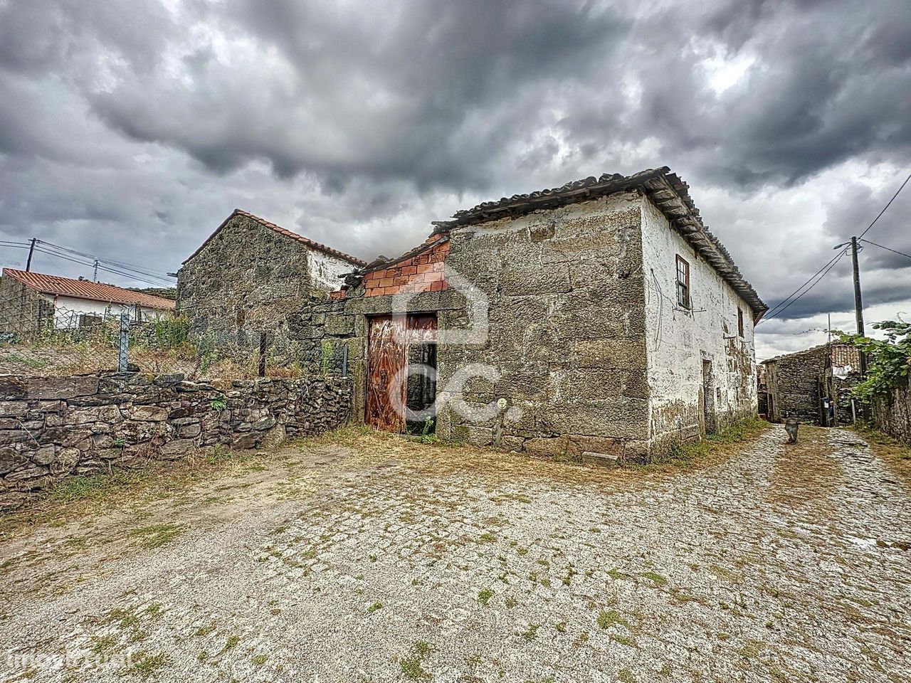 Moradia para restauro na aldeia de Vilar de Perdizes