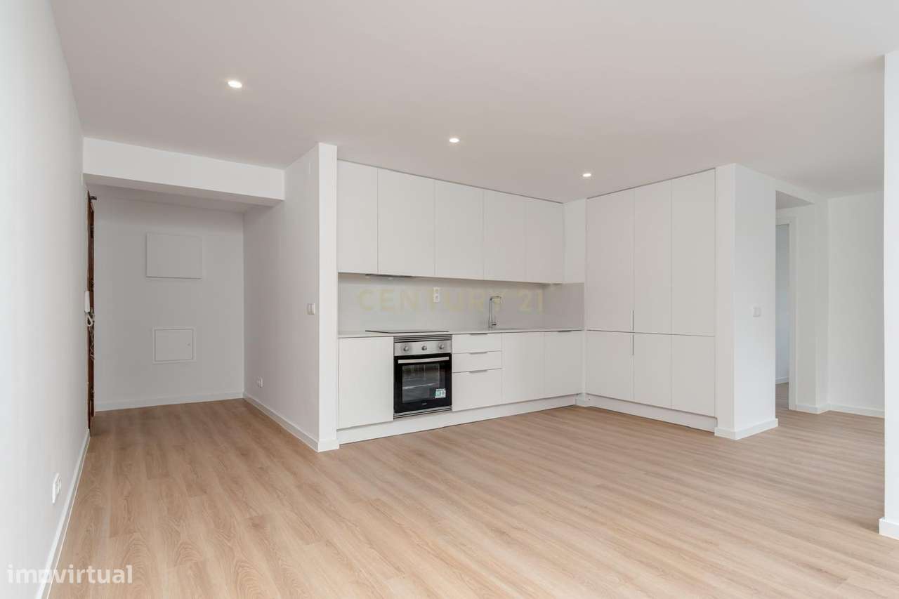Apartamento Renovado T2 em Almada com Muito Luz Natural - Grande imagem: 3/27