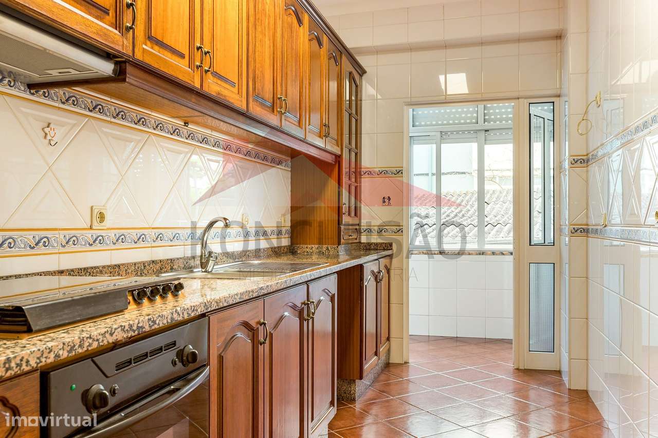 Apartamento T2 com logradouro, garagem e arrecadação – Póvoa de San...-0