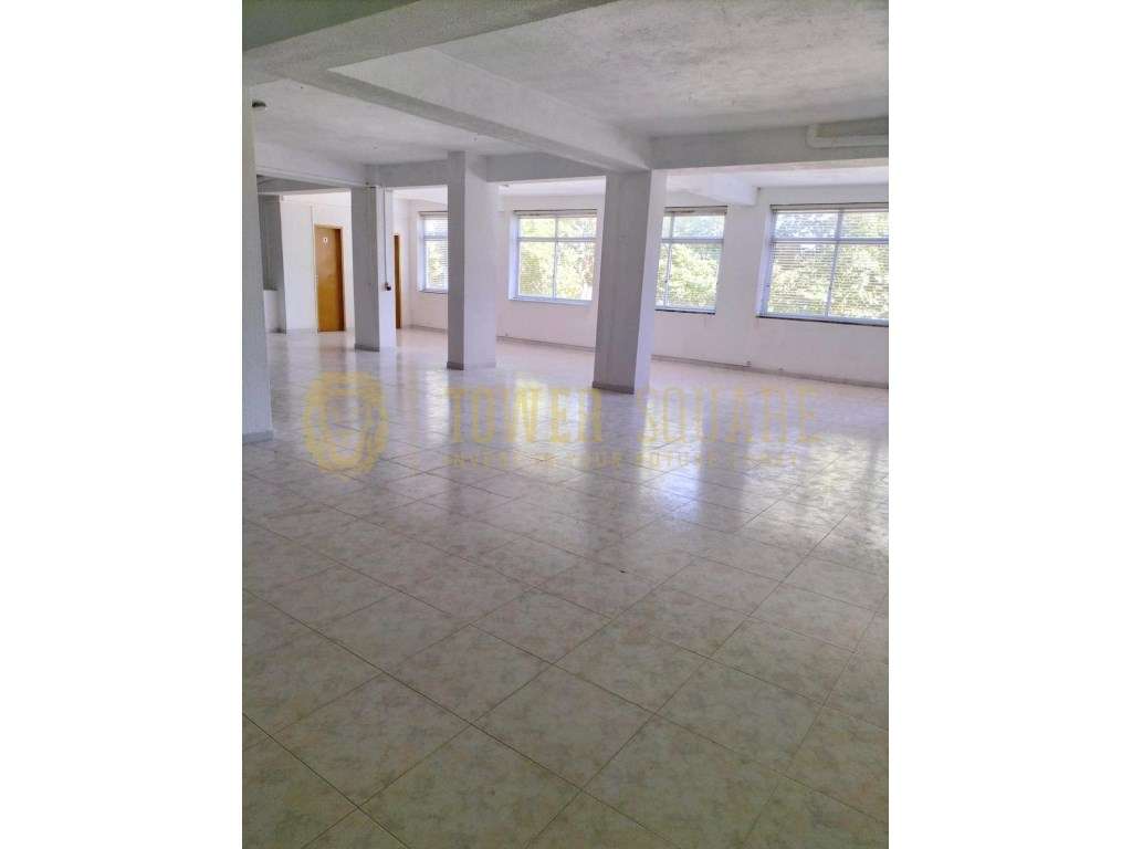 Armazém Remodelado | 246 m² | Excelente Oportunidade de Investimento - Grande imagem: 2/9