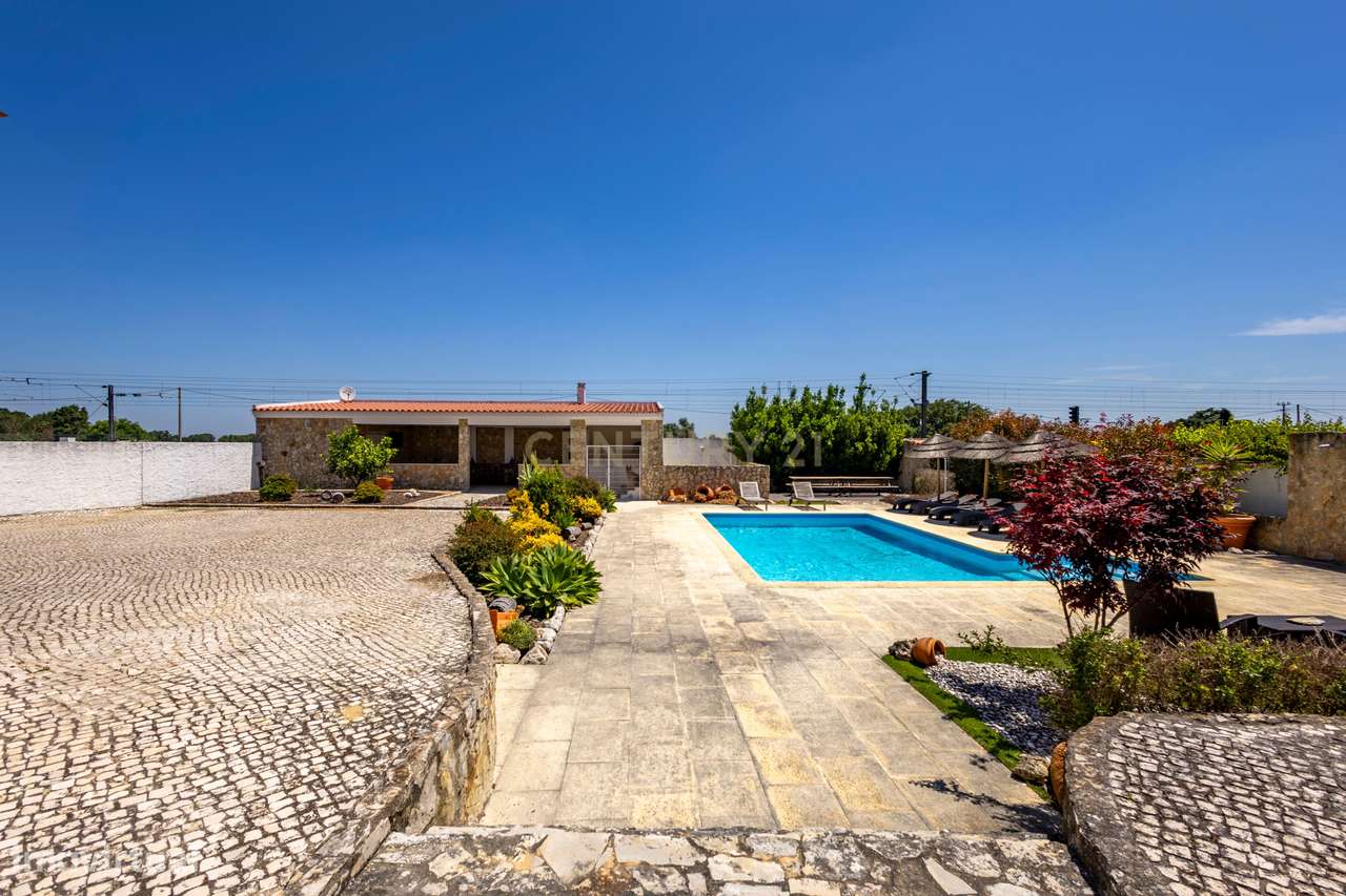 Moradia T5 Térrea com Piscina, Garagem e Lote de 2000 m² – Venda do Al-35