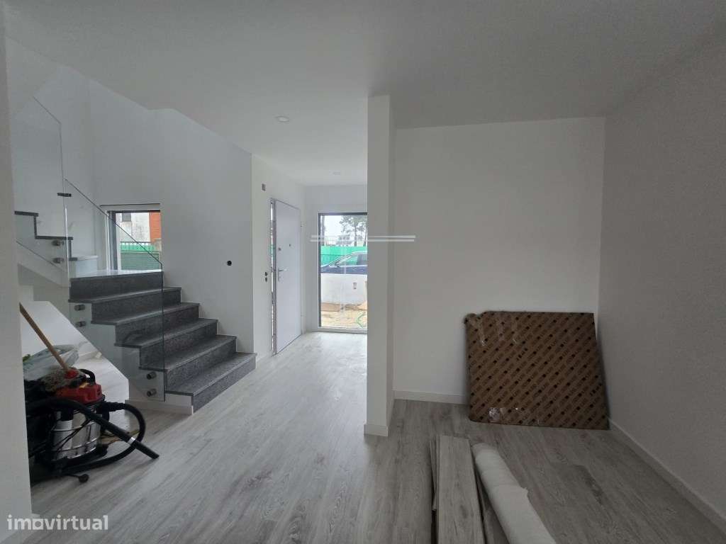 Moradia isolada T3, arquitetura contemporânea com piscina - Aroeira - Grande imagem: 4/26