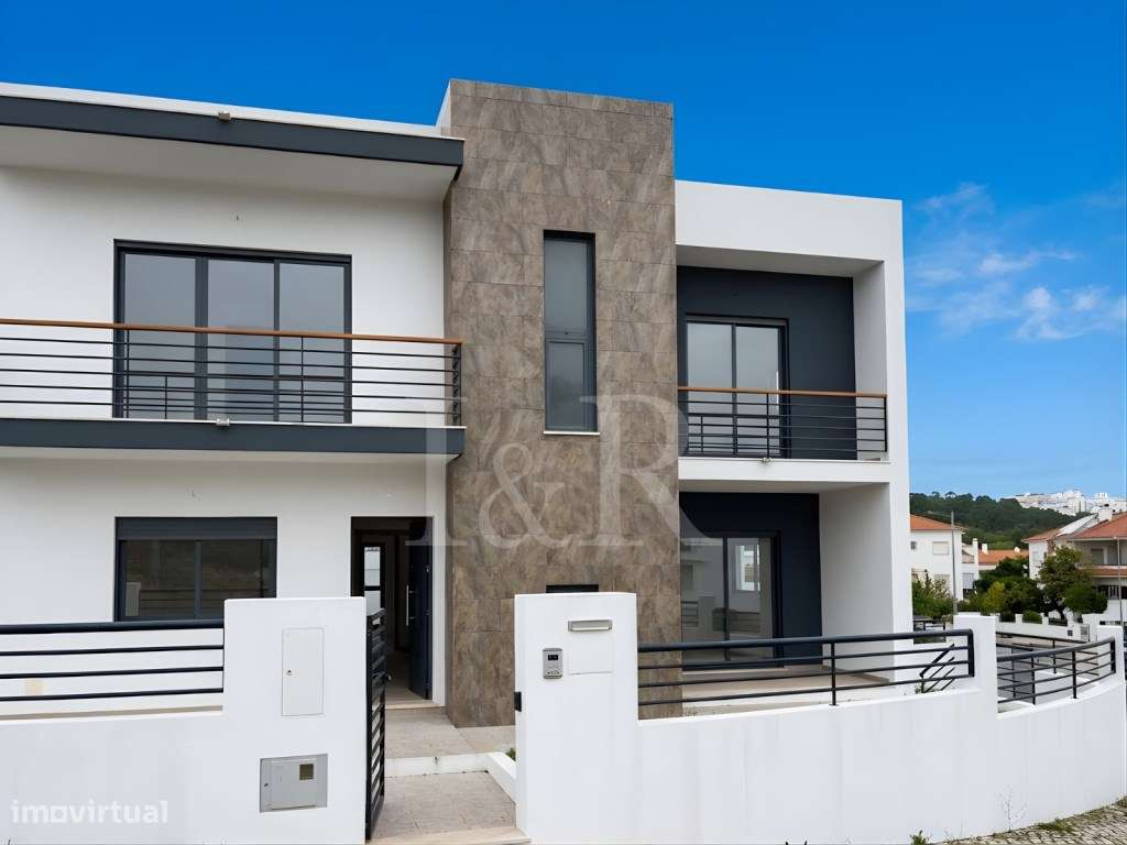 Moradia T5 com varandas, jardim e garagem no Feijó, Almada-4