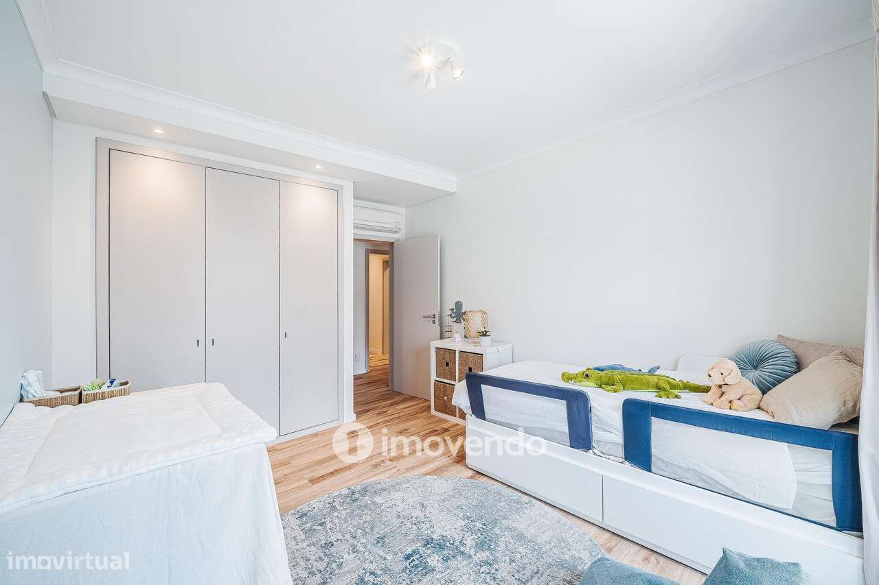 Apartamento T3 com garagem, em condomínio com piscina, em Bicesse-23