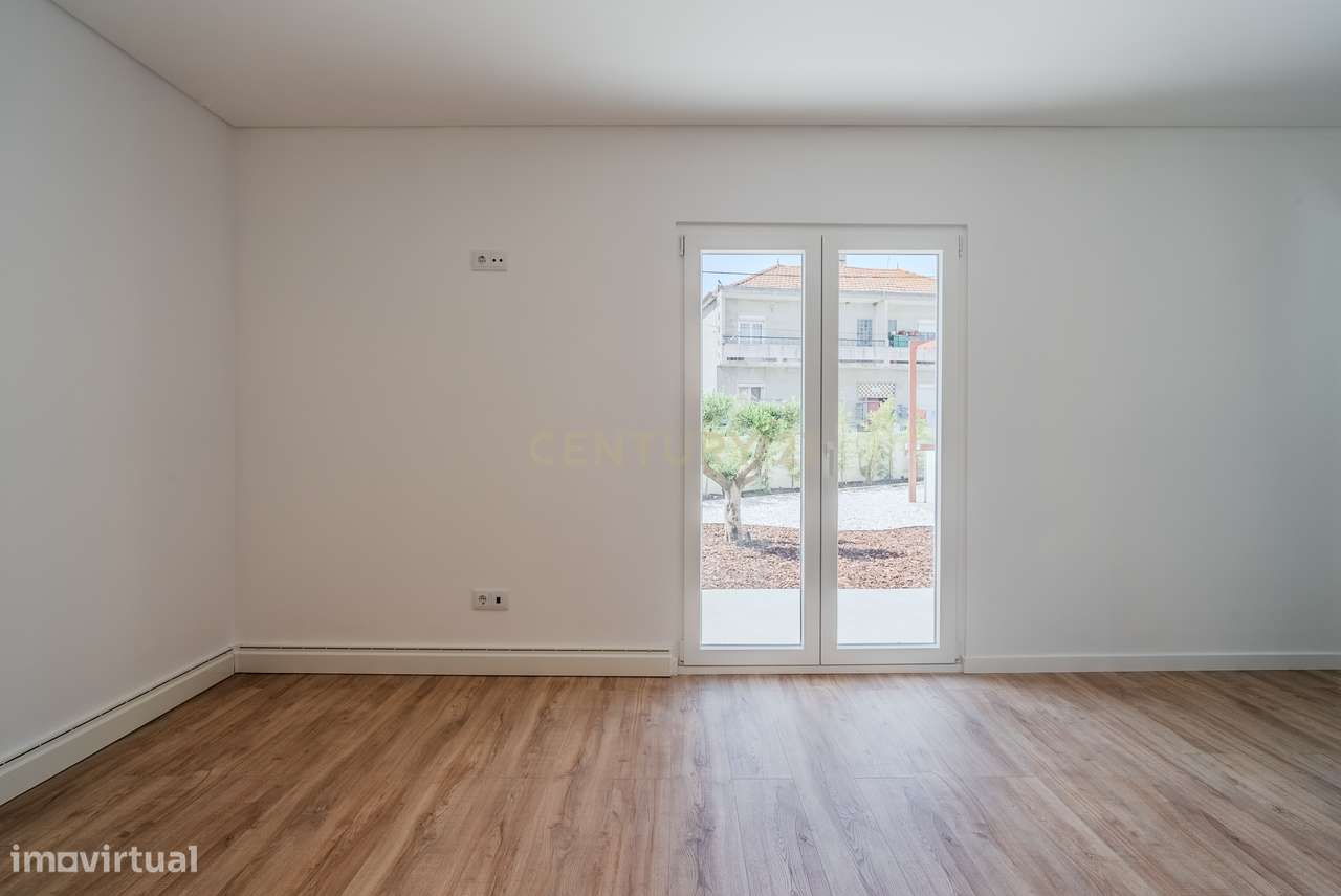 Moradia Térrea T4 totalmente renovada, com piscina, espaço exterior e-14