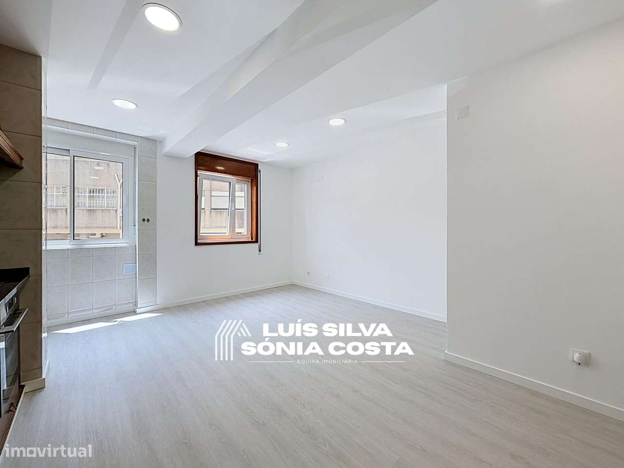 Apartamento T2 Semi-Remodelado c/ Garagem, Marquise & no Centro de...-13