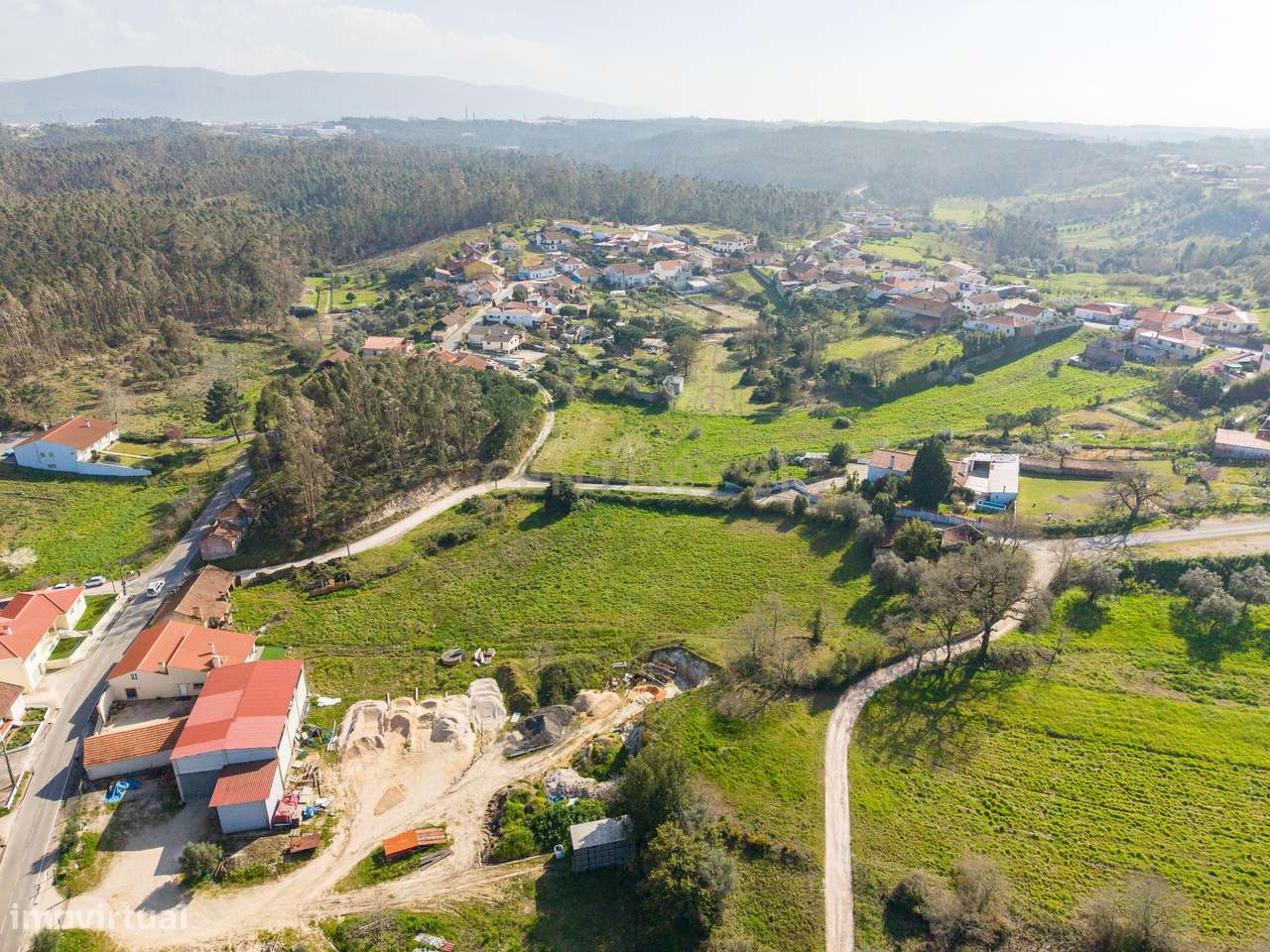 Moradia para recuperar implantada num lote de terreno de 7960m2, em Ru - Grande imagem: 2/17