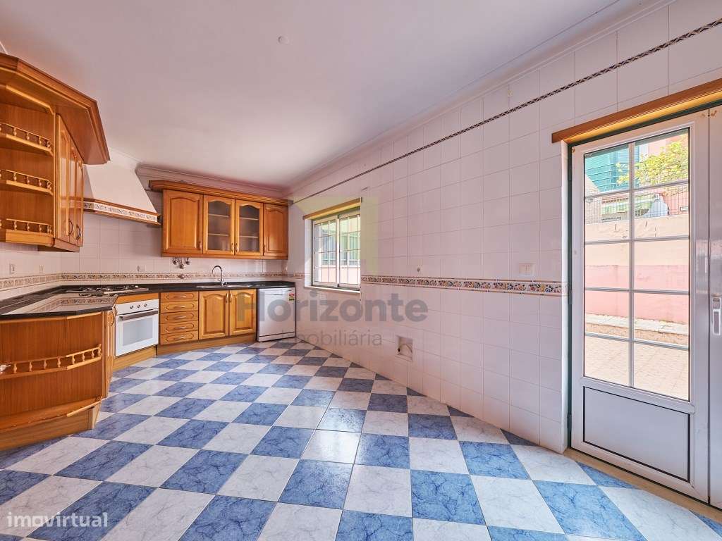 Moradia T4 com Excelente Localização-7