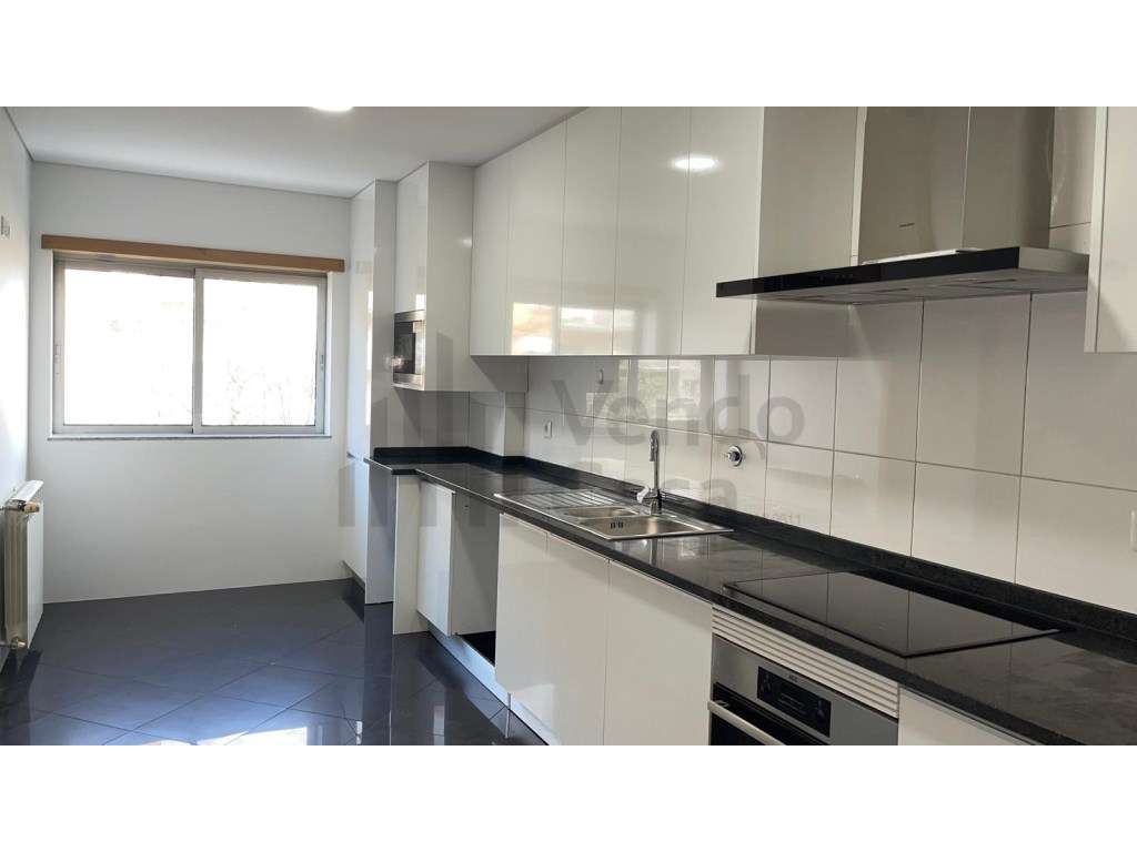 Vende-se T4 - Renovado- Braga Nogueiró - Grande imagem: 4/37