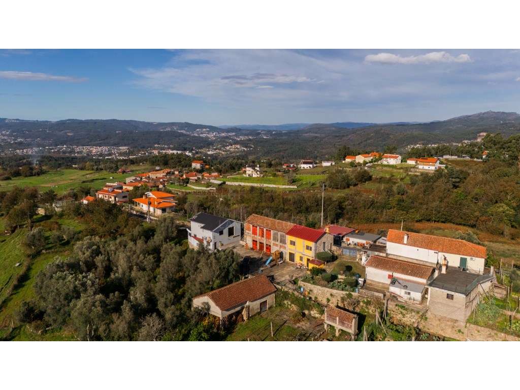 Terreno com Potencial para 1 ou 2 Habitações e excelente localização.-6