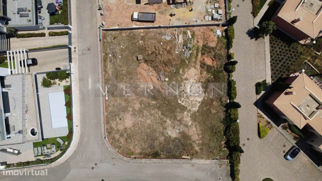 Terreno Urbano com Projeto Aprovado para Moradia T4 com Piscina no Mat-7