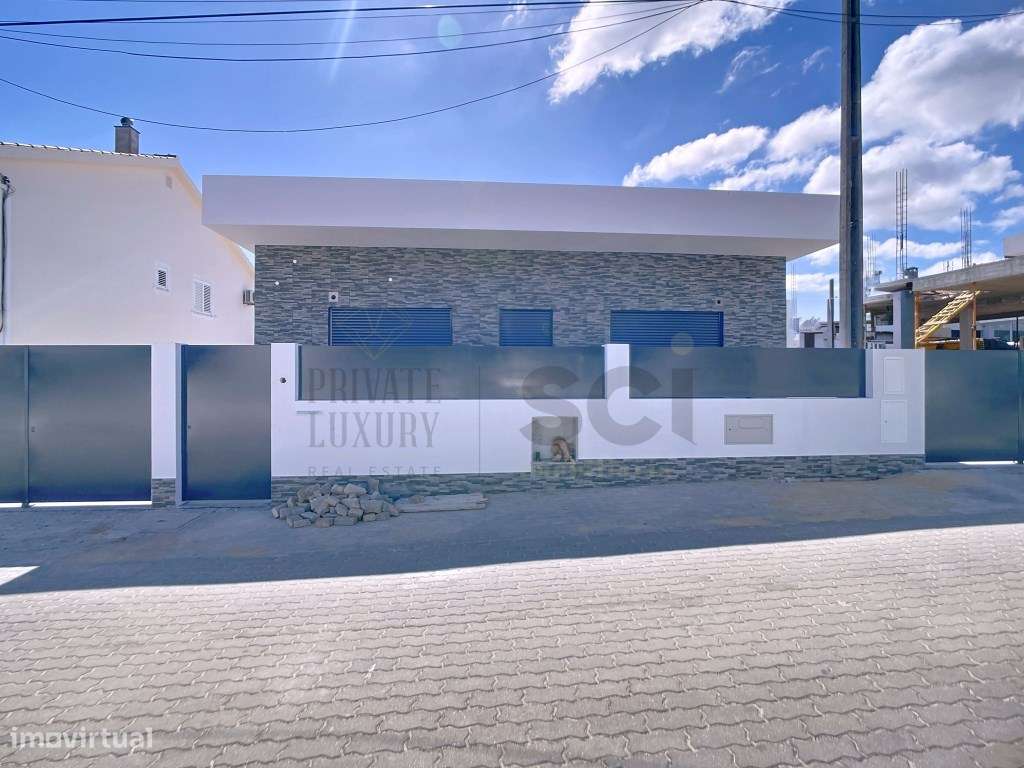 Moradia Térrea independente T3+1 em Fernão Ferro, boas áreas-31