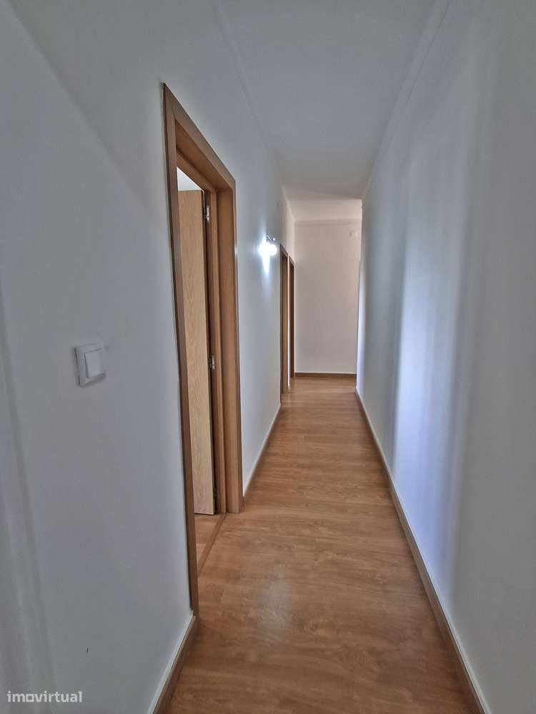 Apartamento T4 muito soalheiro, em zona central.-6