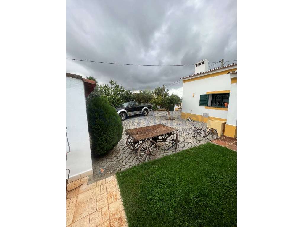 Vende-se Moradia T3 c/ Piscina em Vila Boim-2