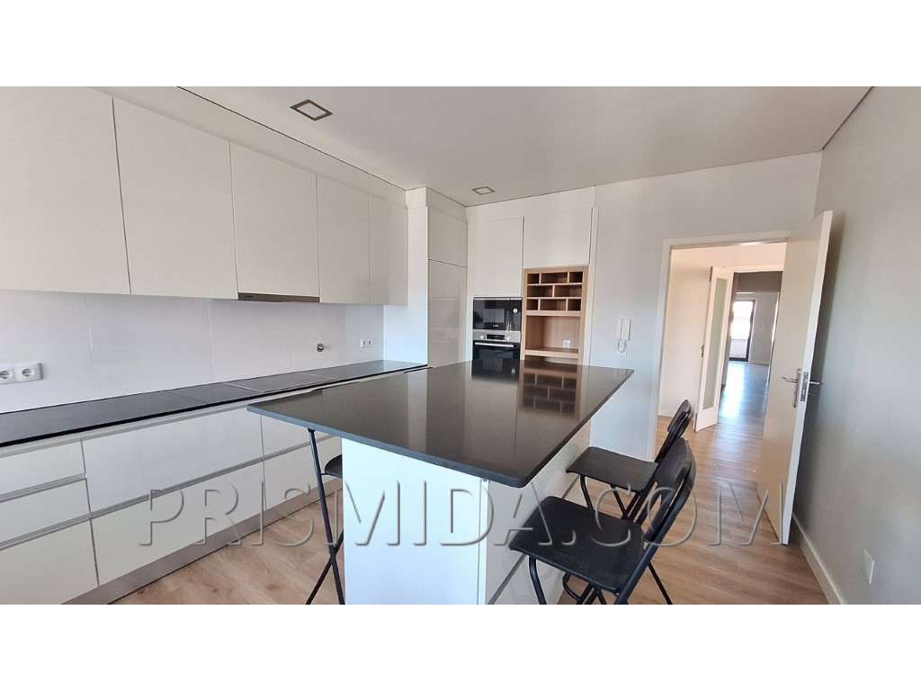 Duplex T4+office Renovado | Bi-Familiar | Terraço c/Churrasqueira-12