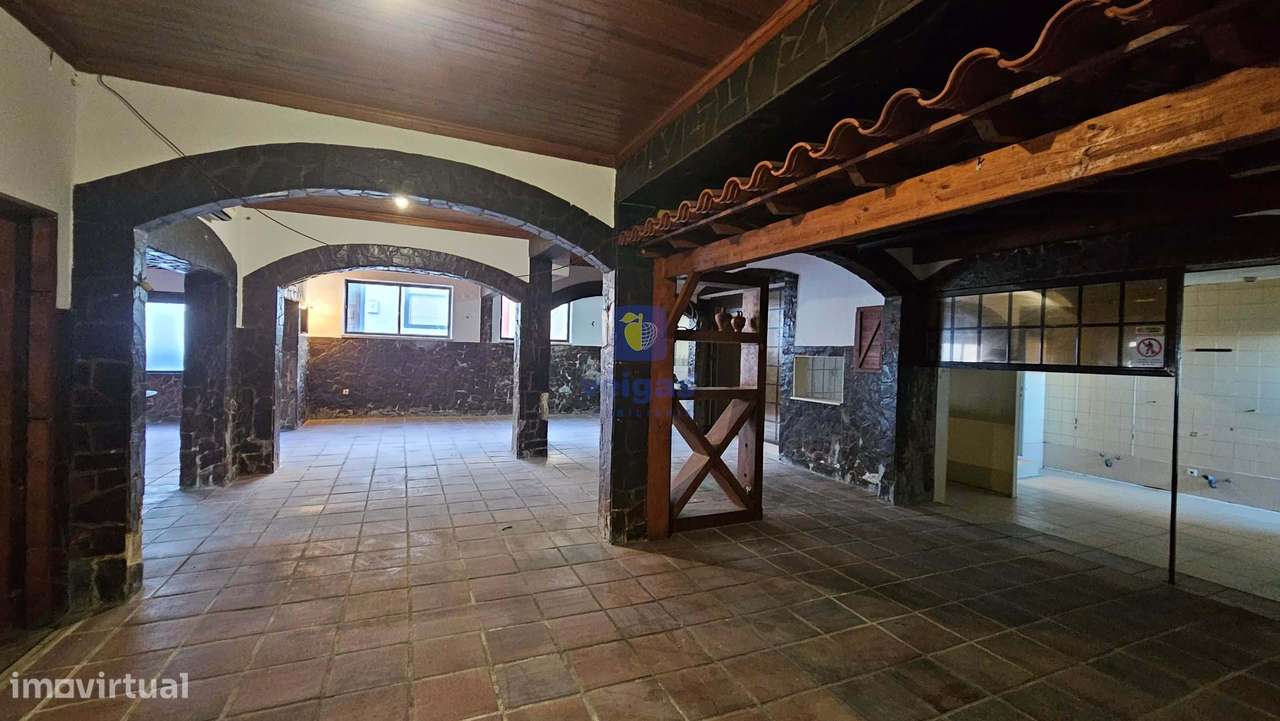 Edifício para Habitação e Comércio - Moradia T3 Renovada c/ Terraço e-7