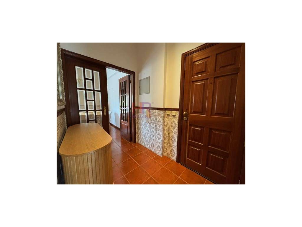 Vende-se T3 totalmente mobilado com três aparcamentos privativos.-7