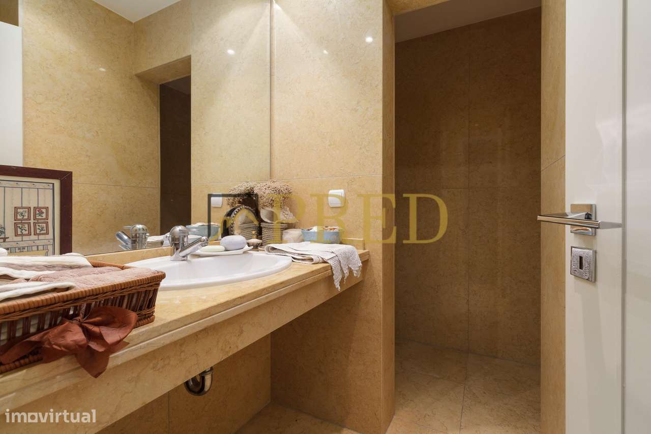 Apartamento T5, inserido no condomínio fechado 'Edifício Plaza'-32