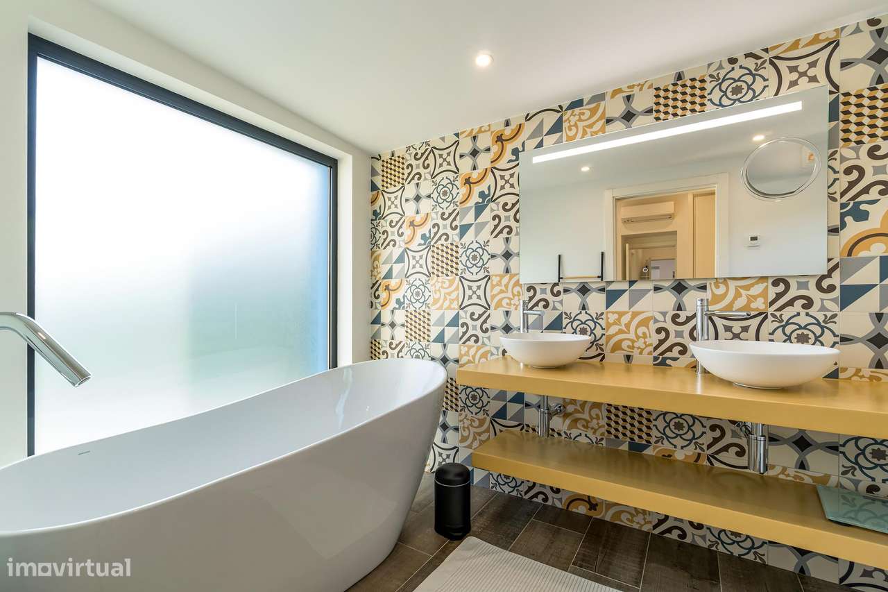 Deslumbrante moradia com piscina, terraço e vista mar-25