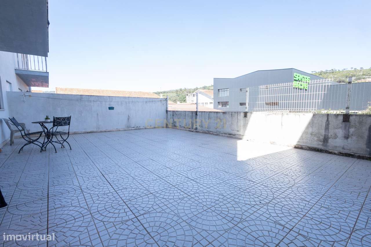 Apartamento T3 com 2 Suites e Terrço-Minde-17