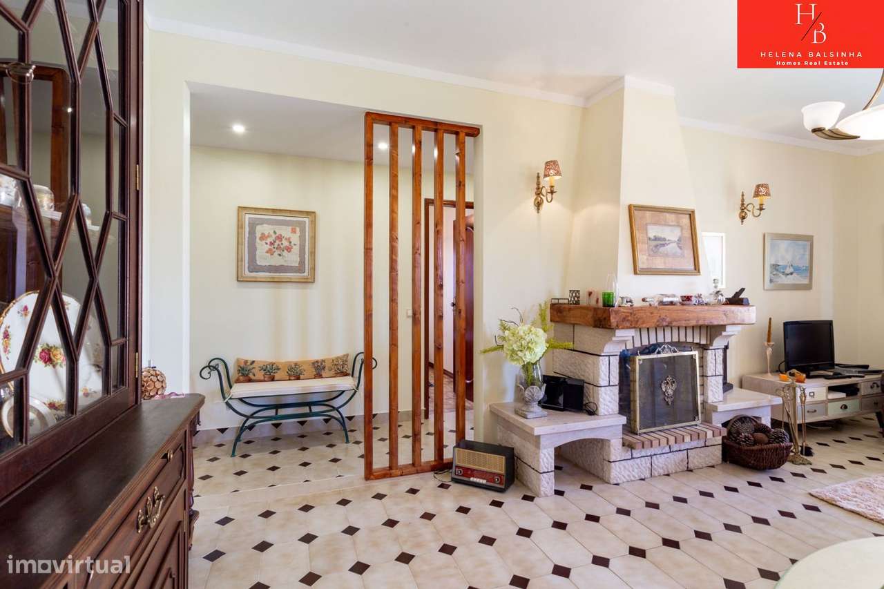 Bonita moradia V6, situada nos Casais de São Lourenço, junto à pra-9