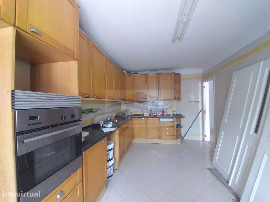 Lindo Apto T4 , totalmente remodelado num 1º andar, junto à Base Na...-8