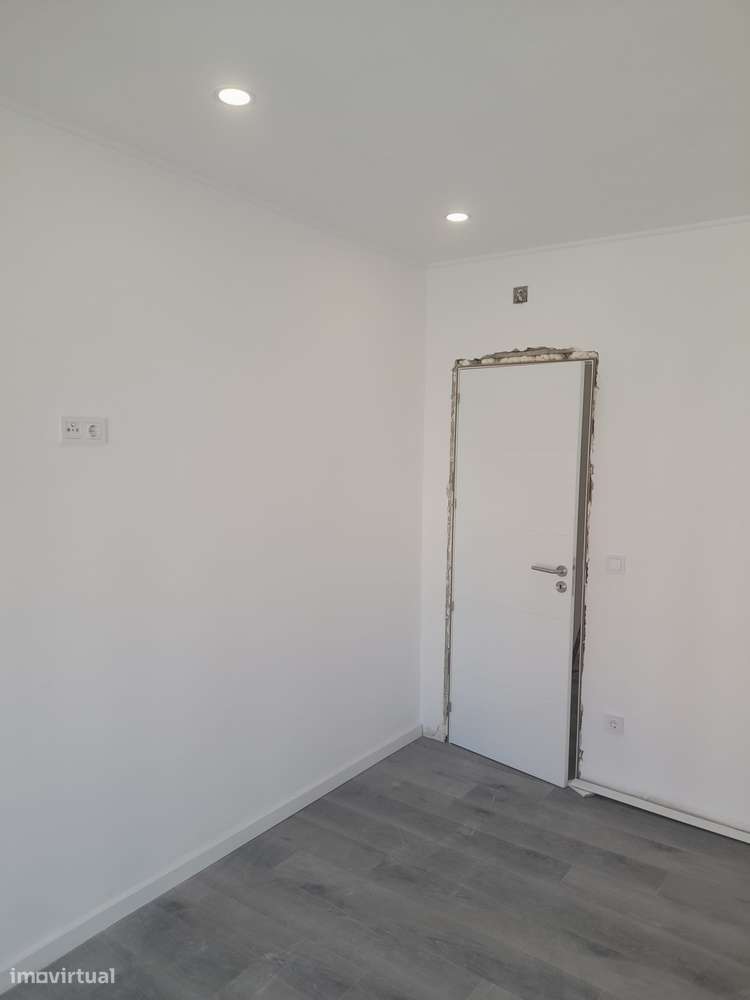 Apartamento T2 com varanda na Baixa da Banheira-19