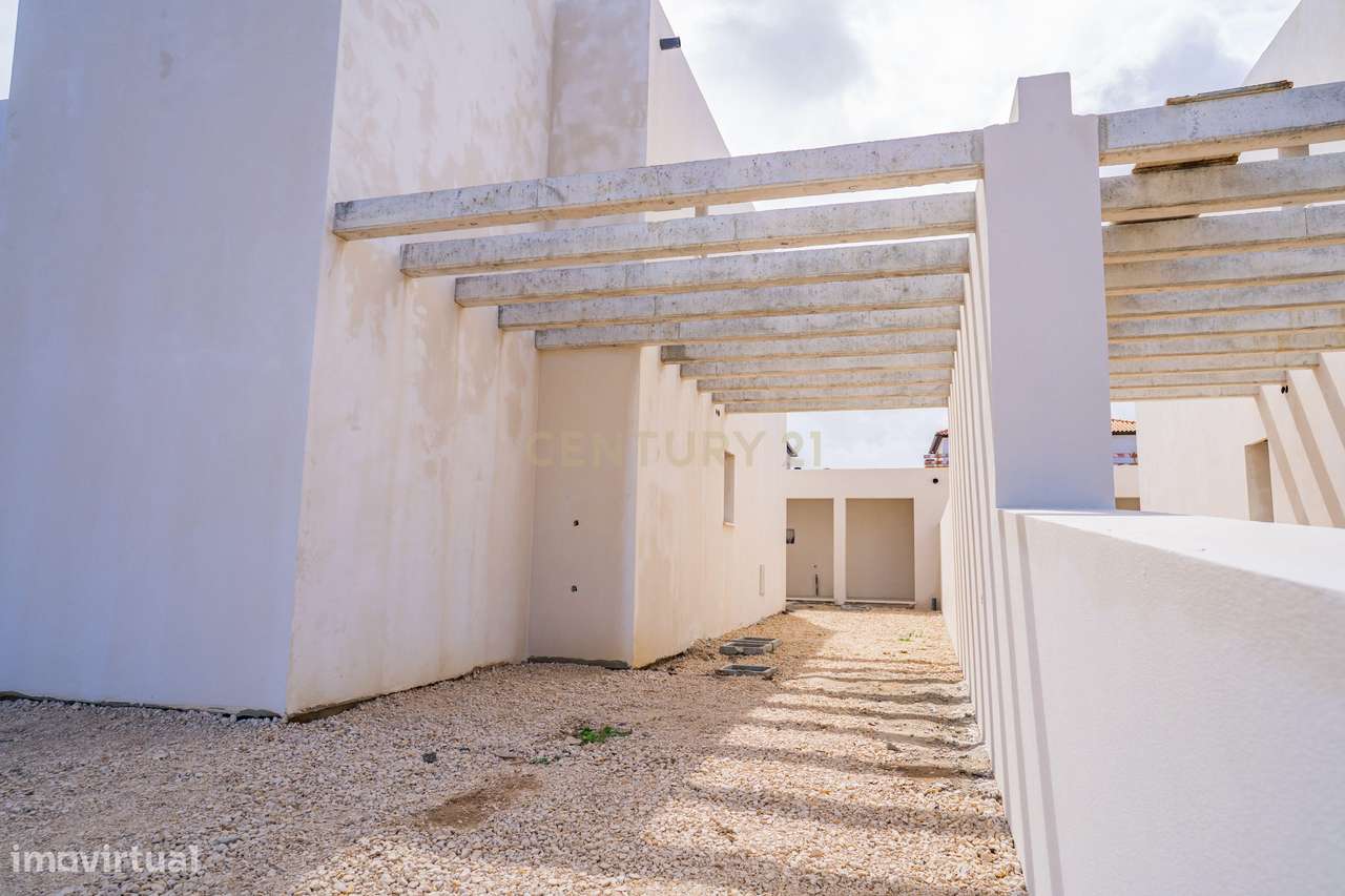 Moradia T3 com Piscina e Jardim em Salir do Porto-19