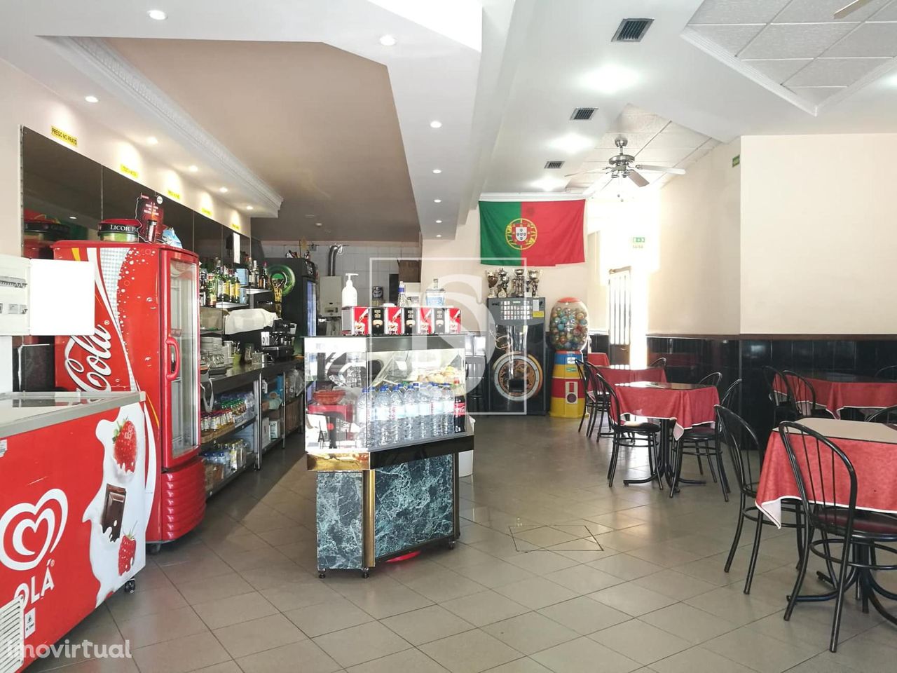 Café com esplanada a funcionar em pleno em Águas Santas.