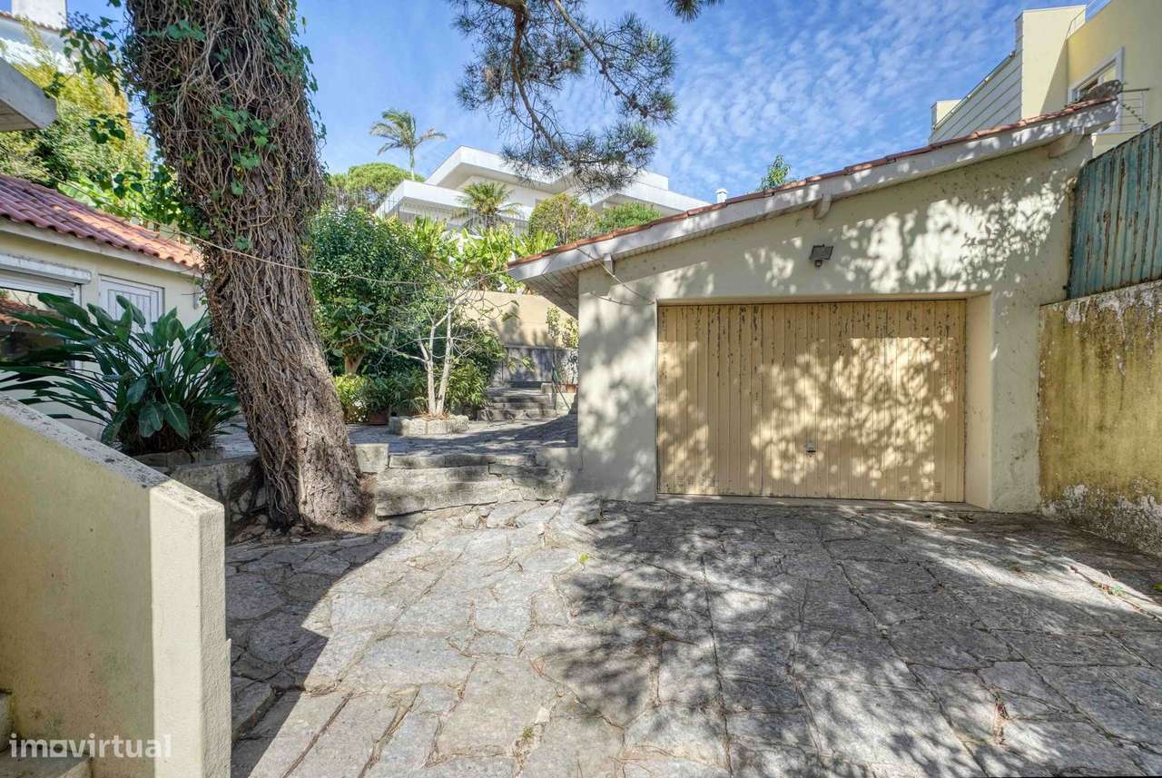 Moradia para recuperar no centro do Estoril, com piscina e vista mar-13