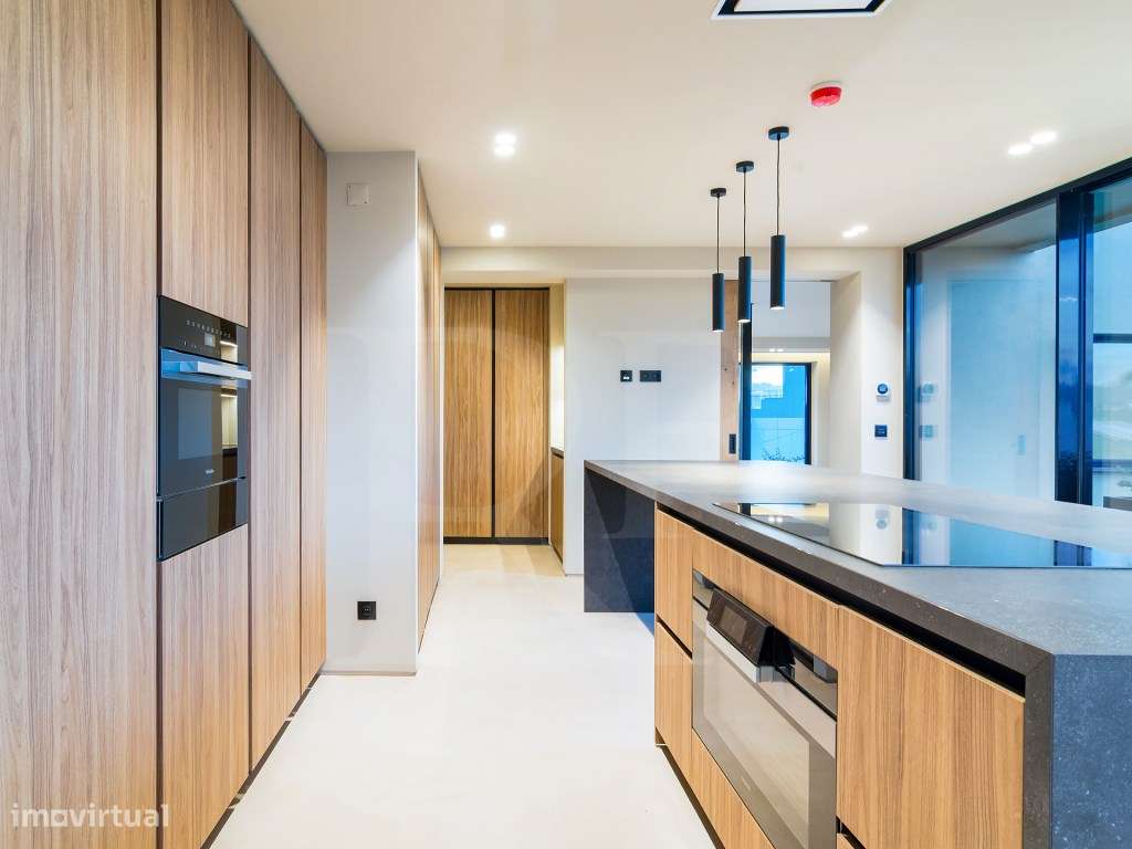 Moradia T5 com acabamentos de luxo e vista panorâmicas sobre a Baia...-11