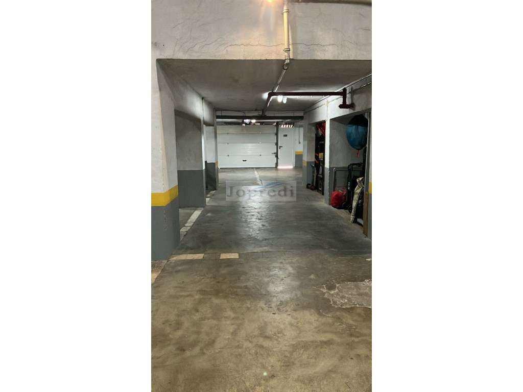 T3 com garagem e arrecadação na Estrada Portela em Carnaxide-16