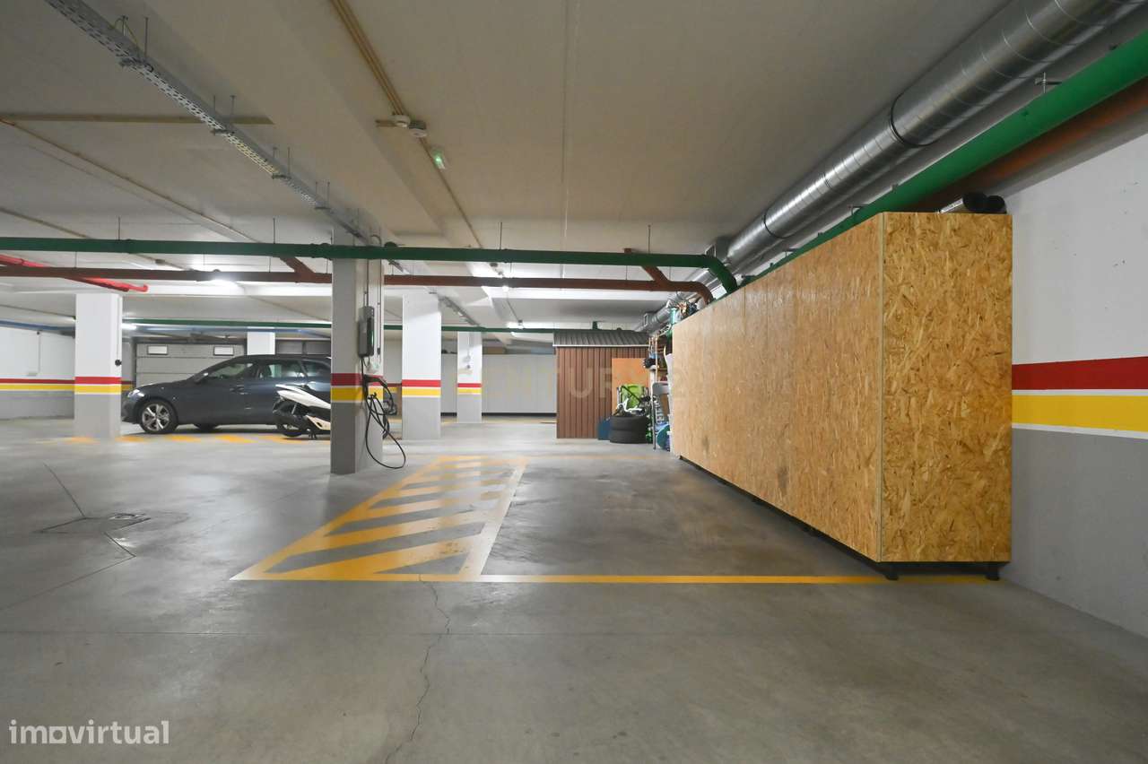 Elegante T2 com 2 Amplos Terraços e parqueamento  para Carro Elétrico-26