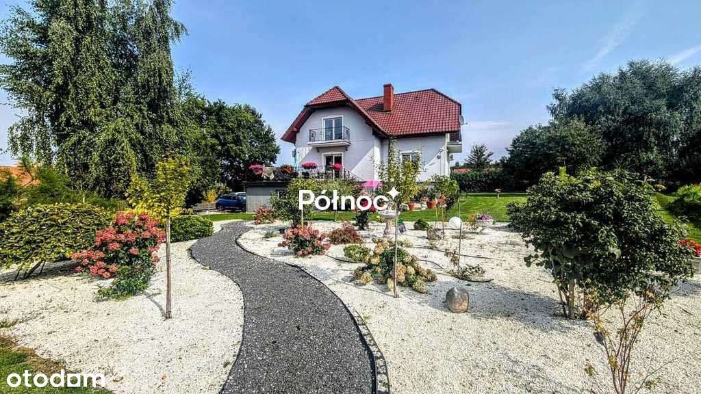 Atrakcyjny dom z piękną działką w Nowogrodźcu