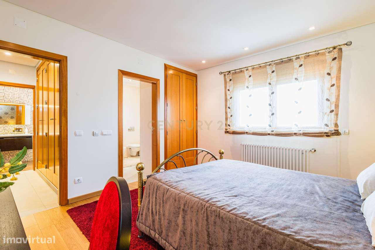 Moradia Exclusiva com Piscina, Jardim e Áreas Amplas-12