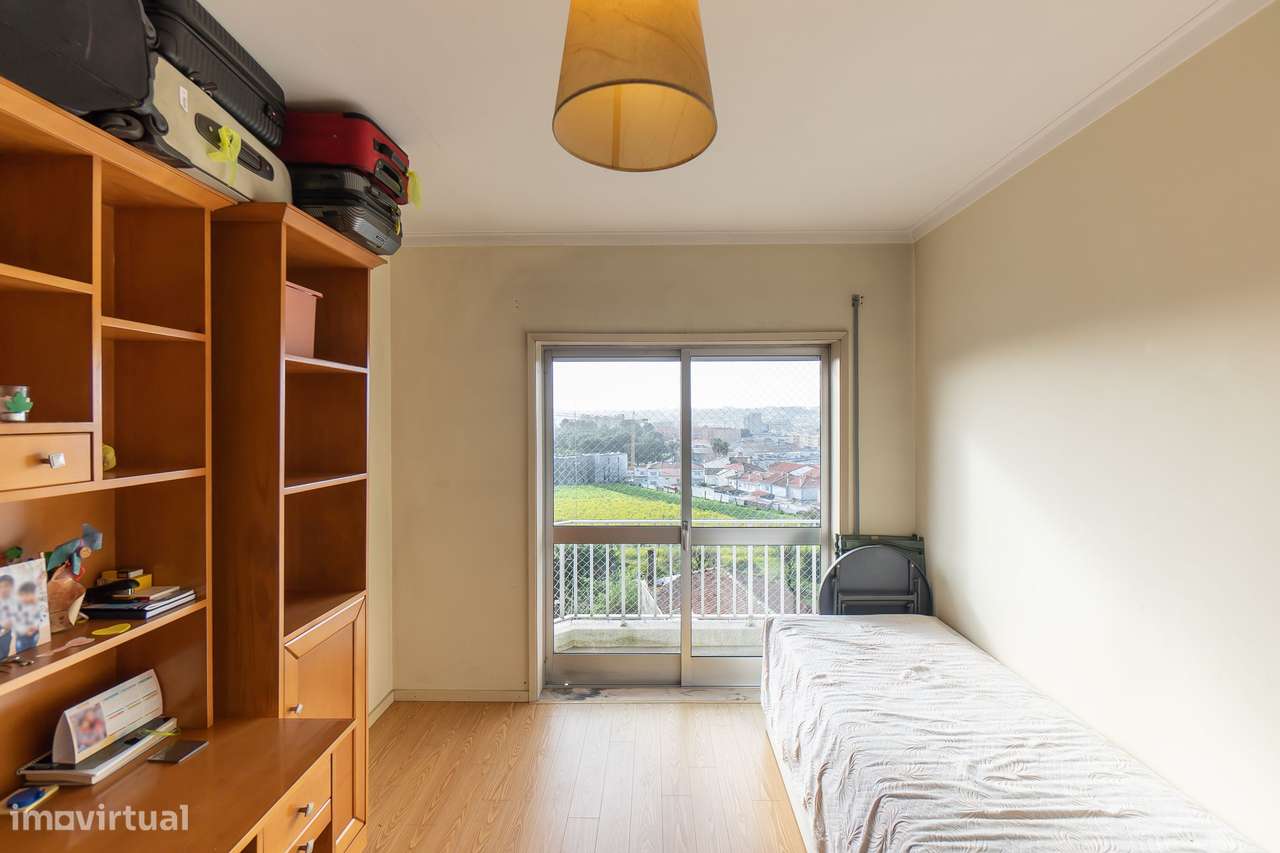 T3 com Varanda + Garagem | A 600m do Metro da Venda Nova-13