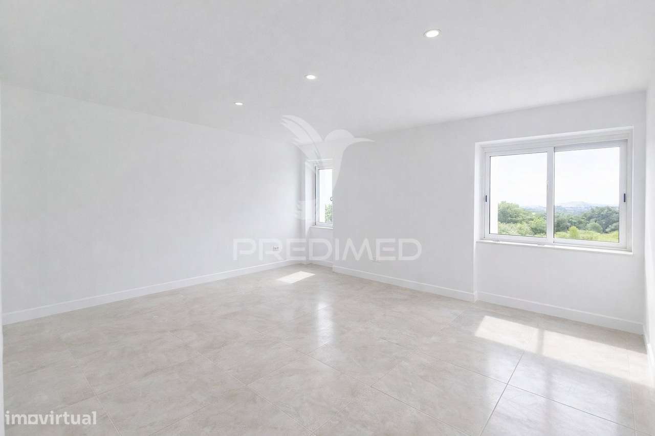 Apartamento T2 Totalmente Remodelado no Carregado - Grande imagem: 2/21