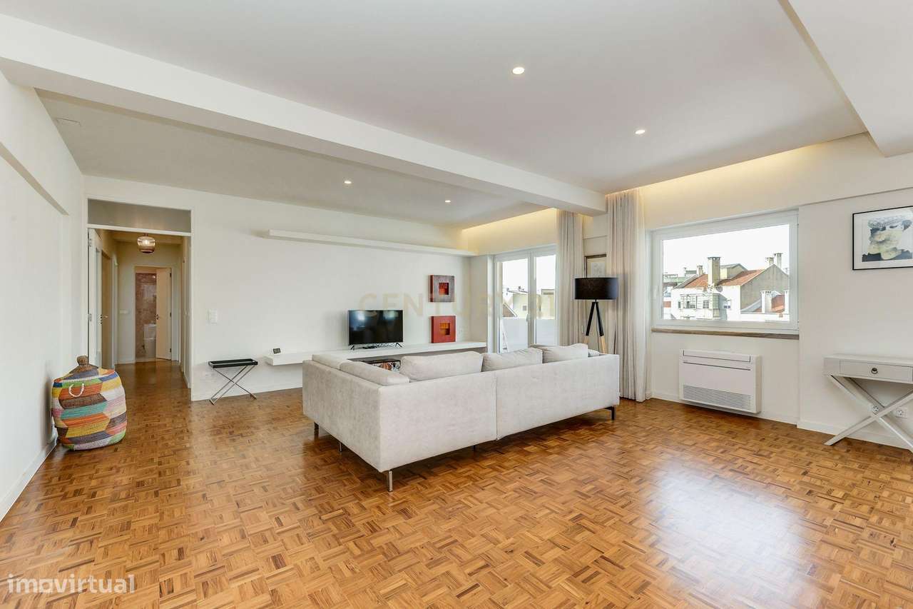 T3 RENOVADO POR ARQUITETO, COM VARANDA, EM PRÉDIO COM ELEVADOR - Grande imagem: 4/30