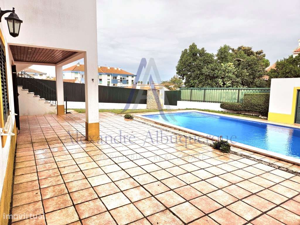 Moradia Isolada T4 de Prestígio com Piscina e Jardim-33