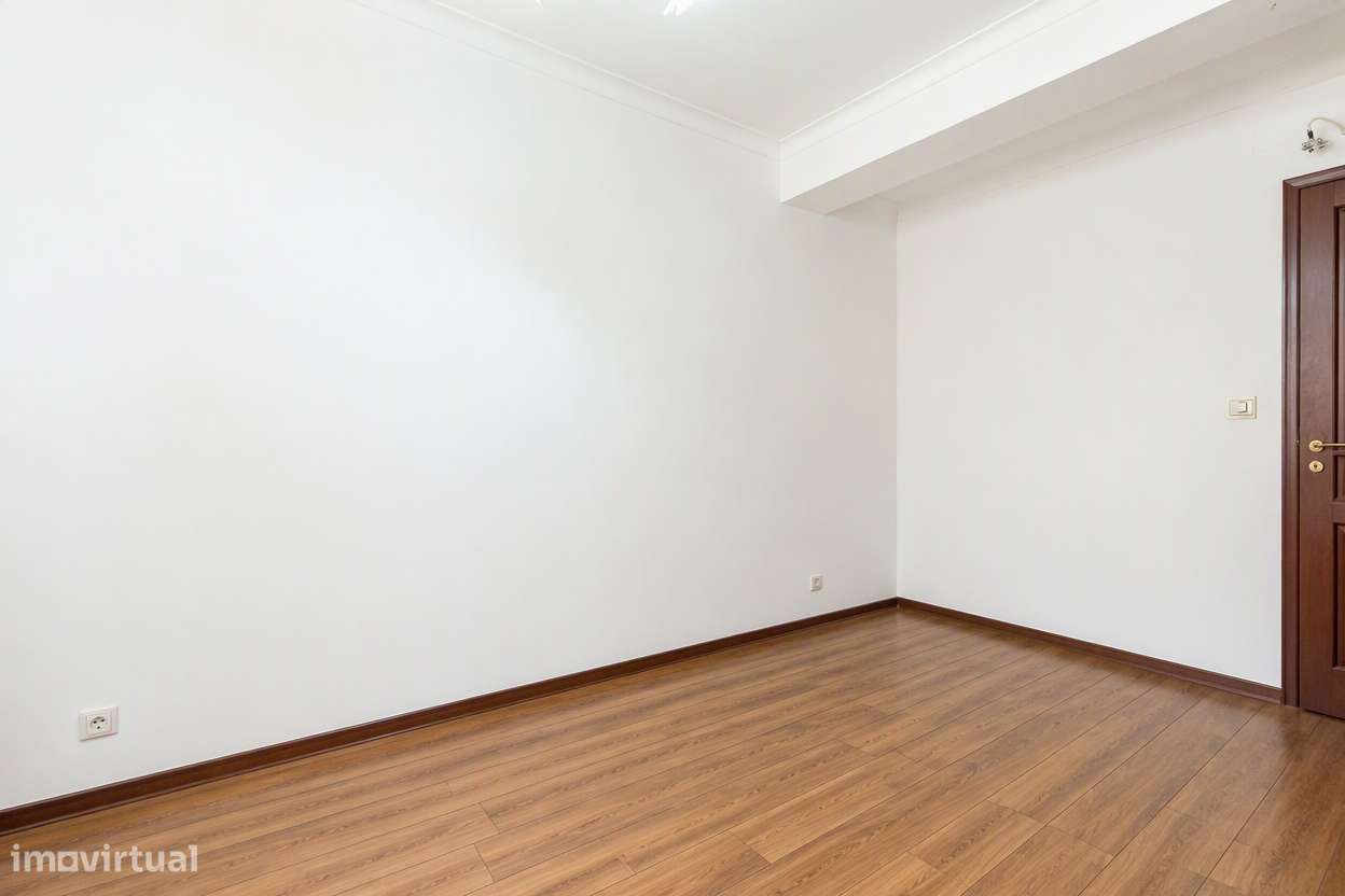 Apartamento T3 Duplex para remodelar em Alverca-24