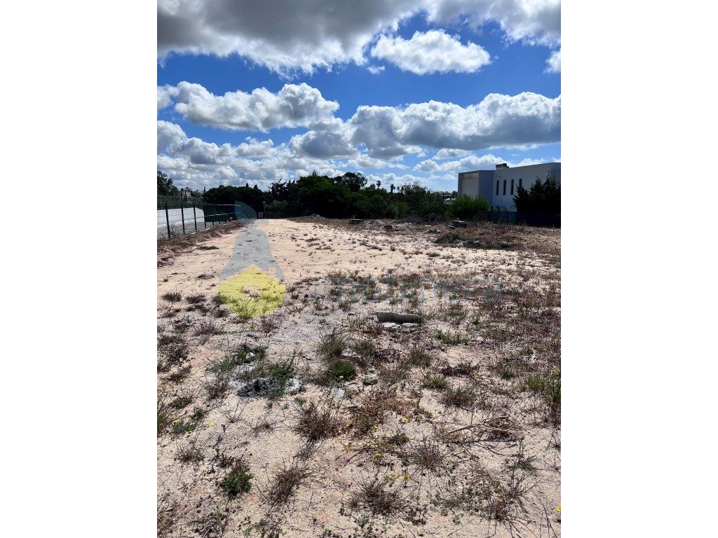 Terreno urbano em Carvoeiro, Vale de Milho.