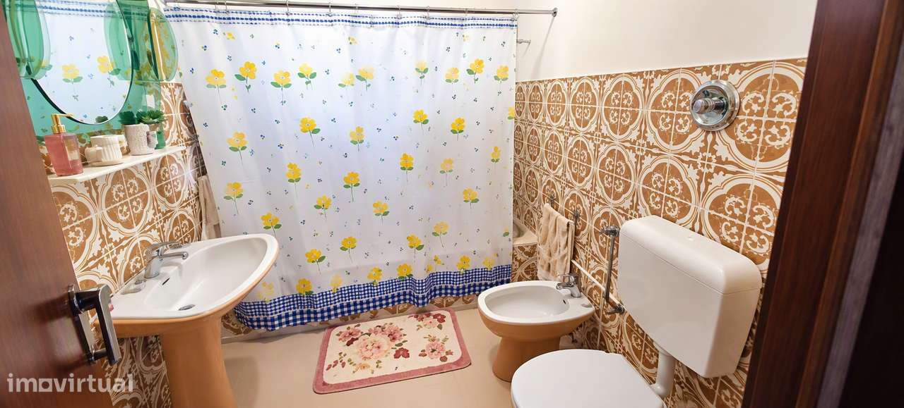 Moradia  T2 constituída por 2 pisos com quintal e terraços-22