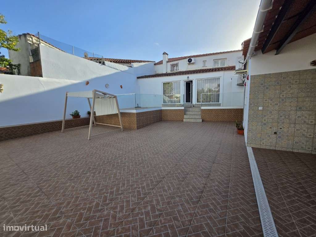 Moradia T5 Moderna com Piscina Aquecida e Garagem para 4 Carros-38