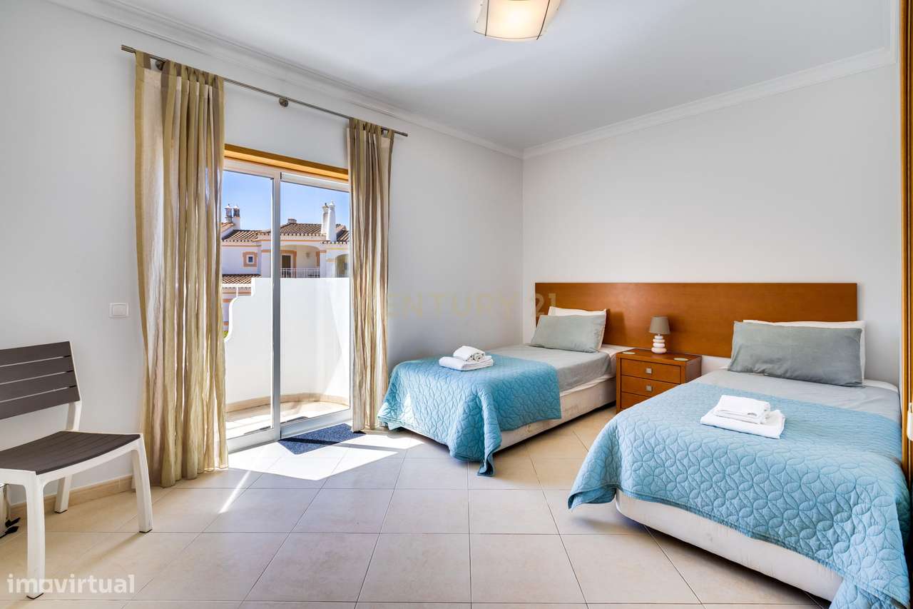 Espaçoso Apartamento T3 no Último Piso com Vista para as Piscinas no O-19