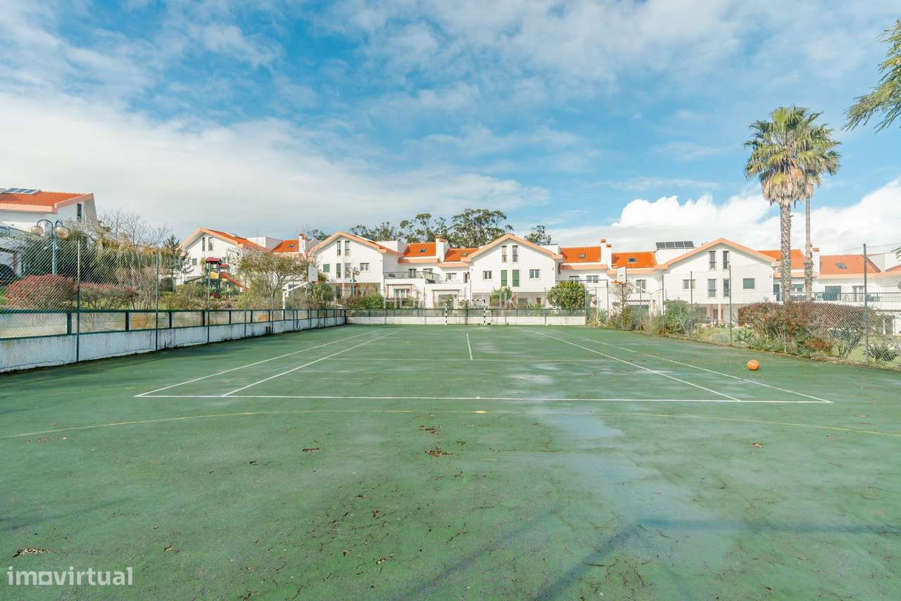 Moradia T5 renovada em condomínio fechado com piscinas, campo de ténis-55