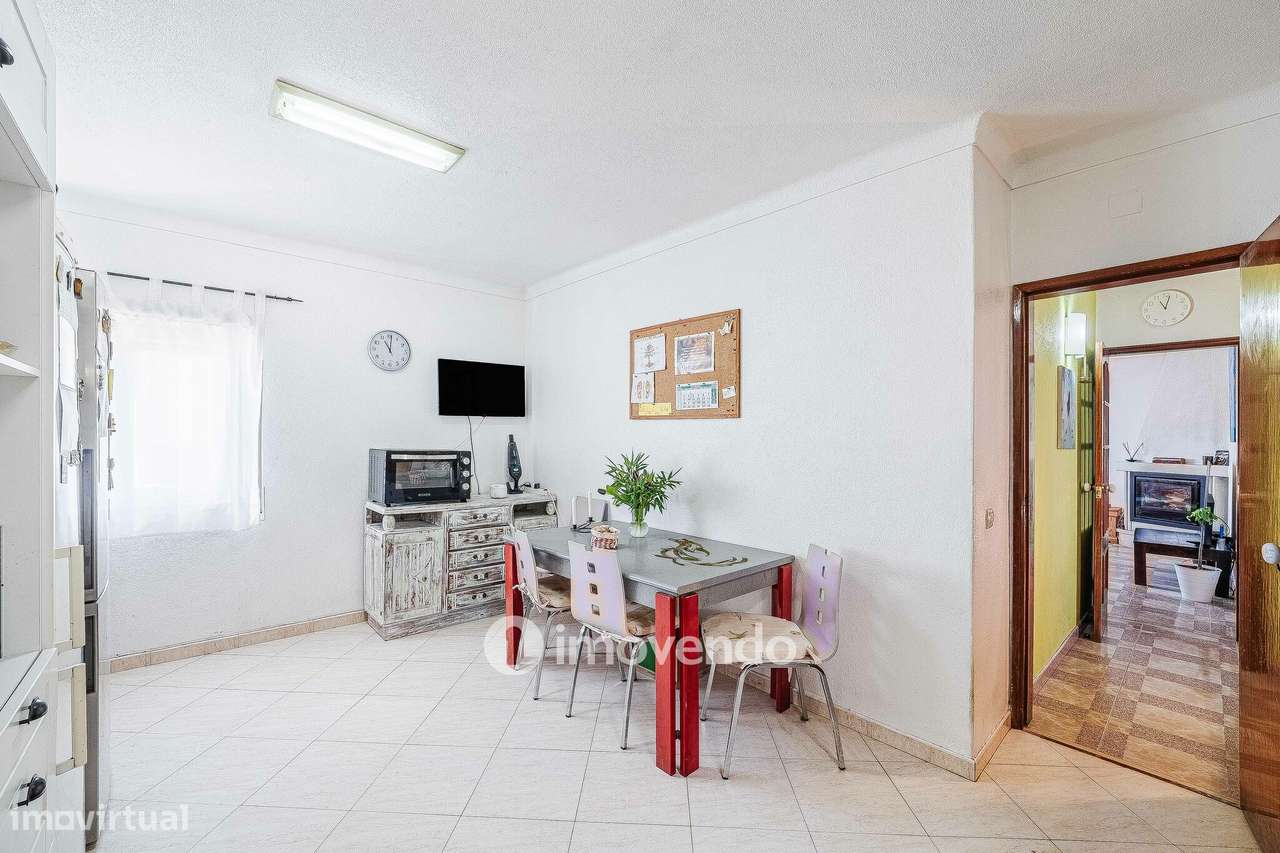 Moradia T3 mais Anexo T1 e Anexo T0 independentes, em Barcarena-12