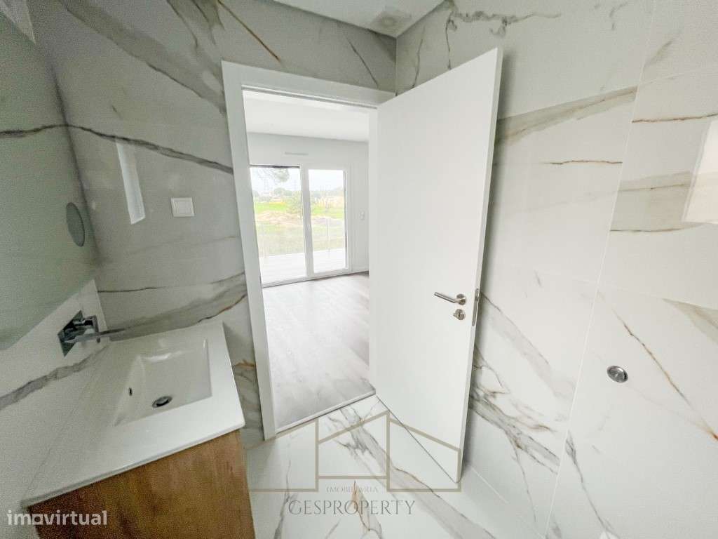 Moradia T4 Isolada Sobreda-27