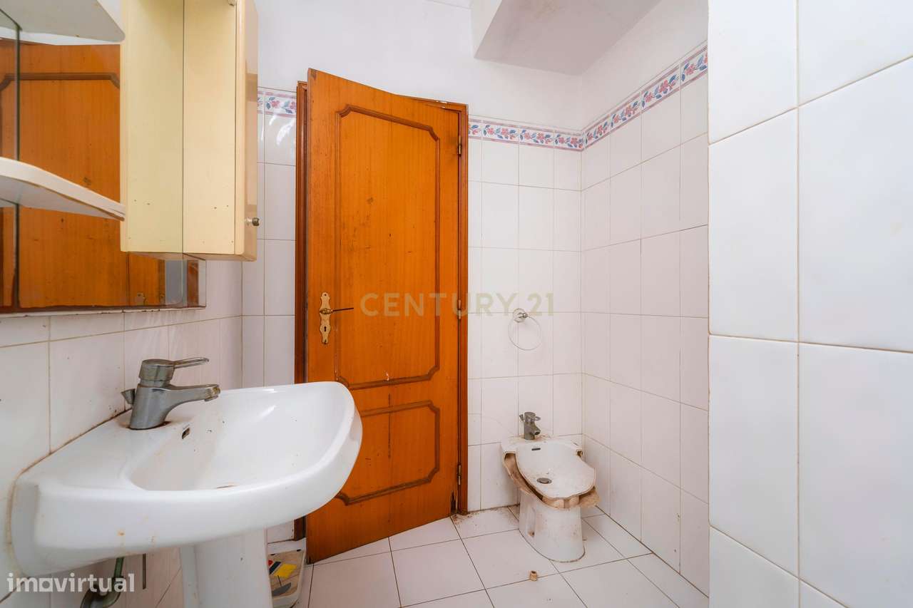 Apartamento T4 com garagem em condomínio com piscina no centro de Albu-12