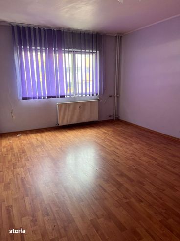 Apartament 2 camere, 2 balcoane, etaj 1, decomandat - Zona Piata mare