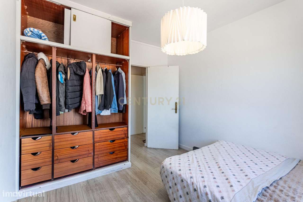 Apartamento T2 com vista desafogada em Santo António dos Cavaleiros-10